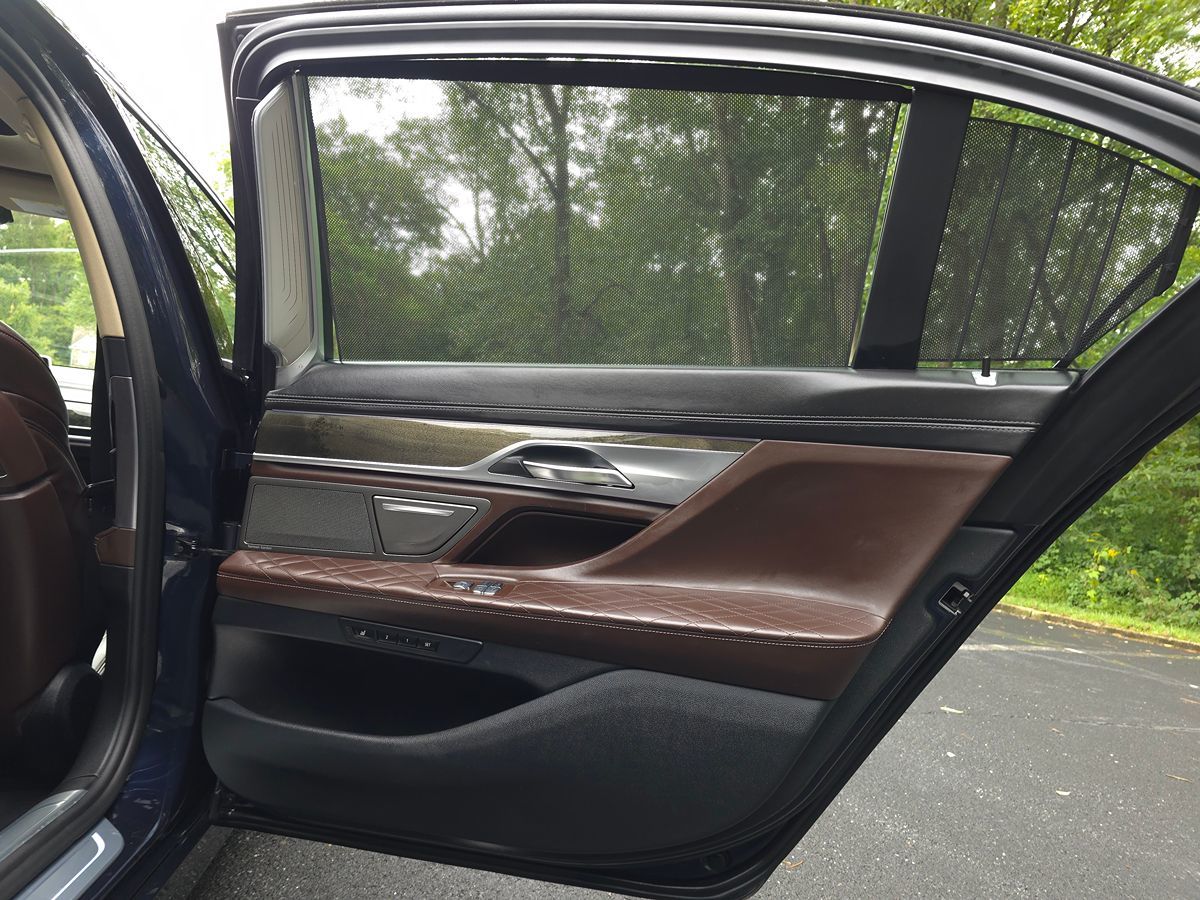 BMW 7 Series photo 35