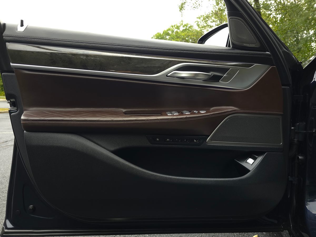 BMW 7 Series photo 37