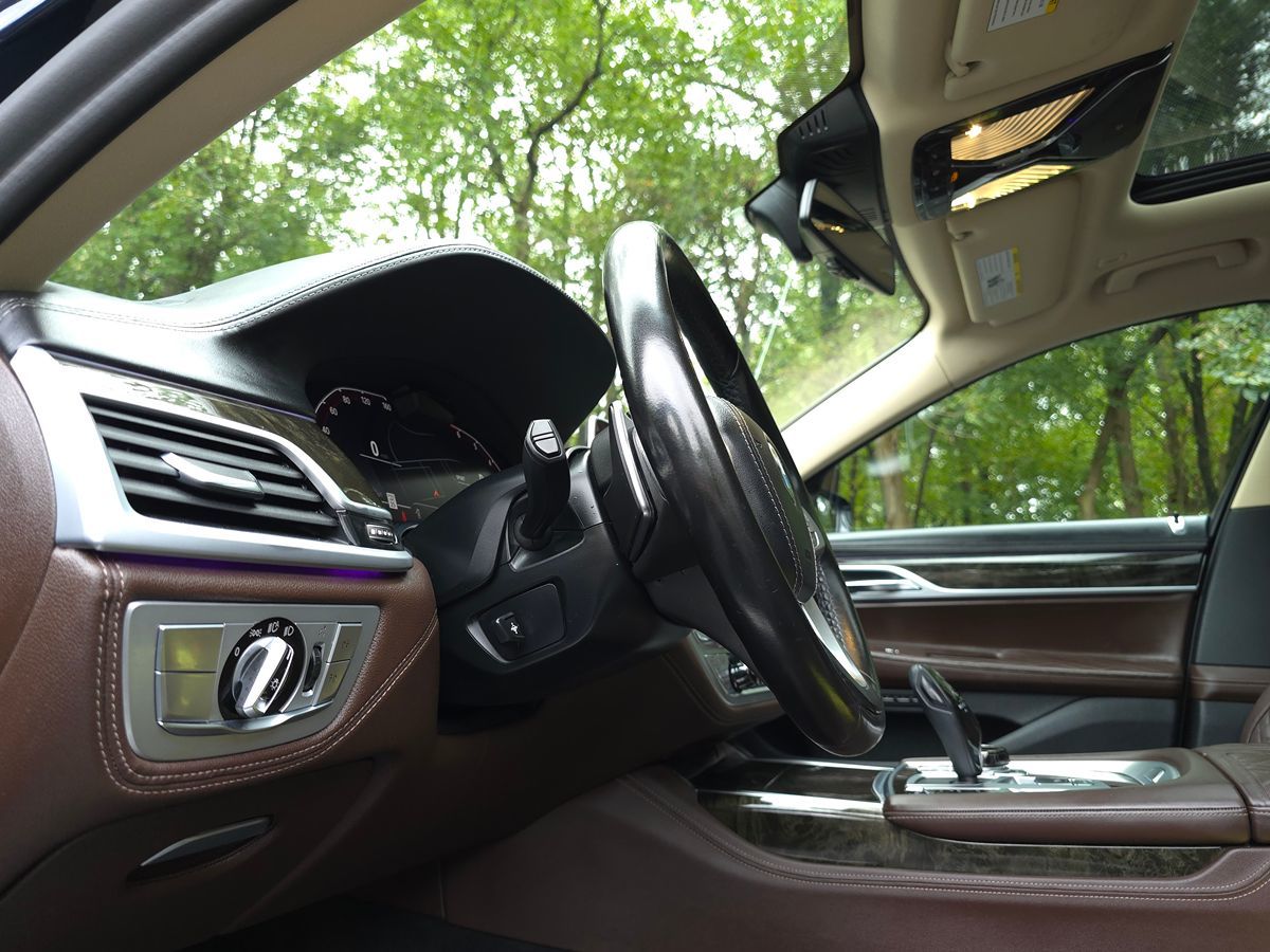 BMW 7 Series photo 40