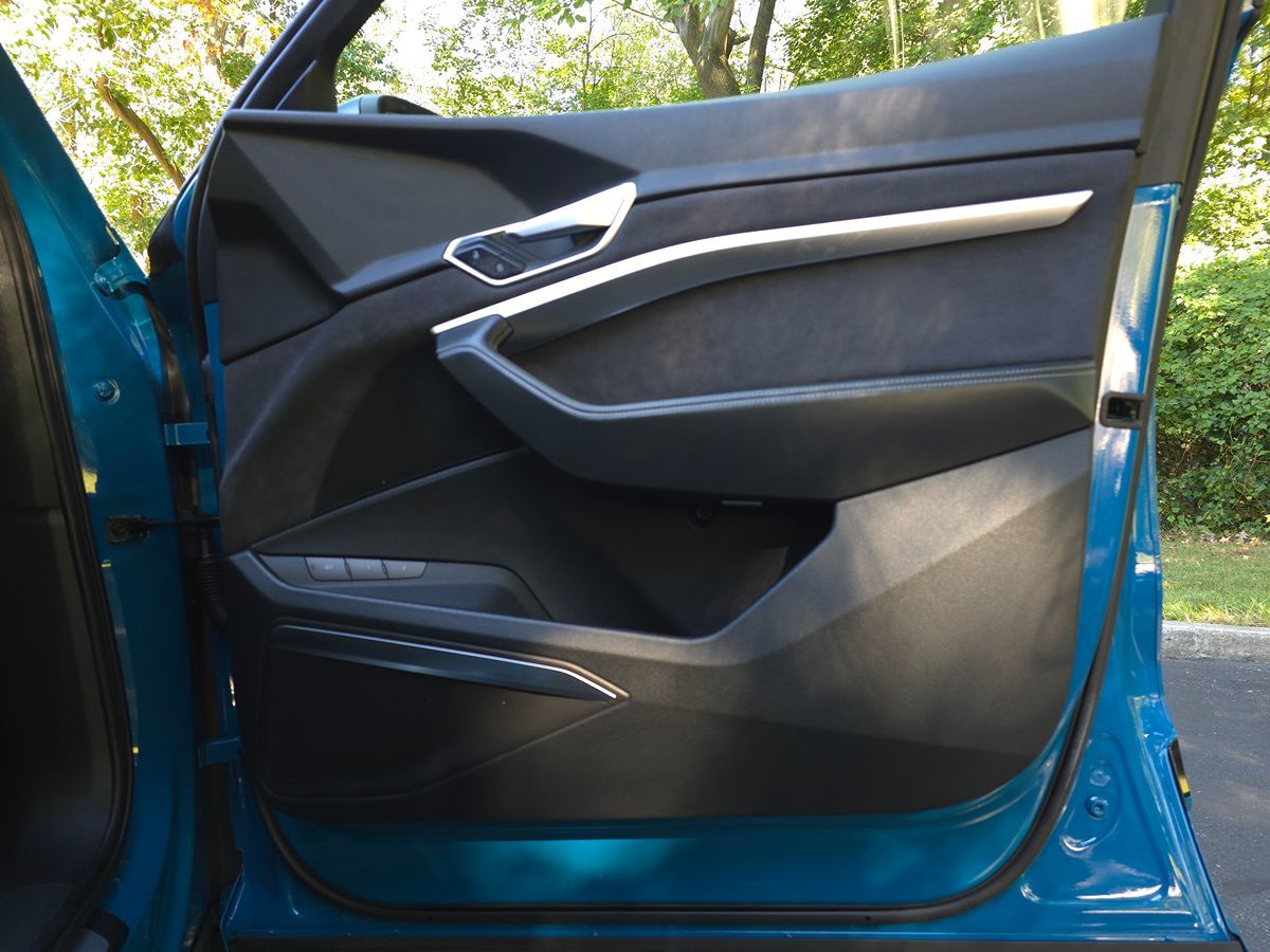 Audi e-tron photo 24