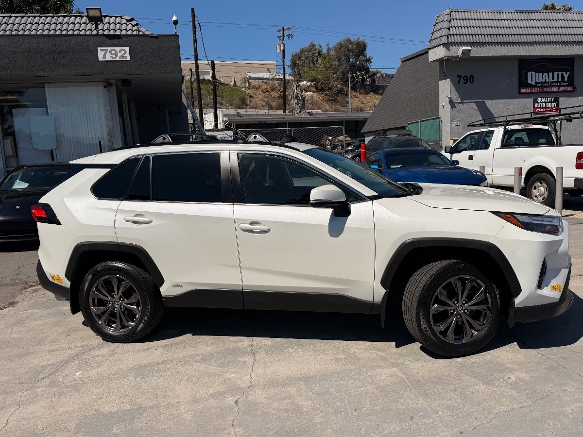 2022 Toyota RAV4 Hybrid XLE Premium photo 4