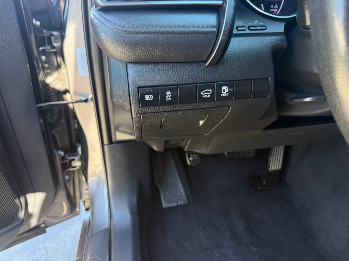 2019 Toyota Camry LE photo 19