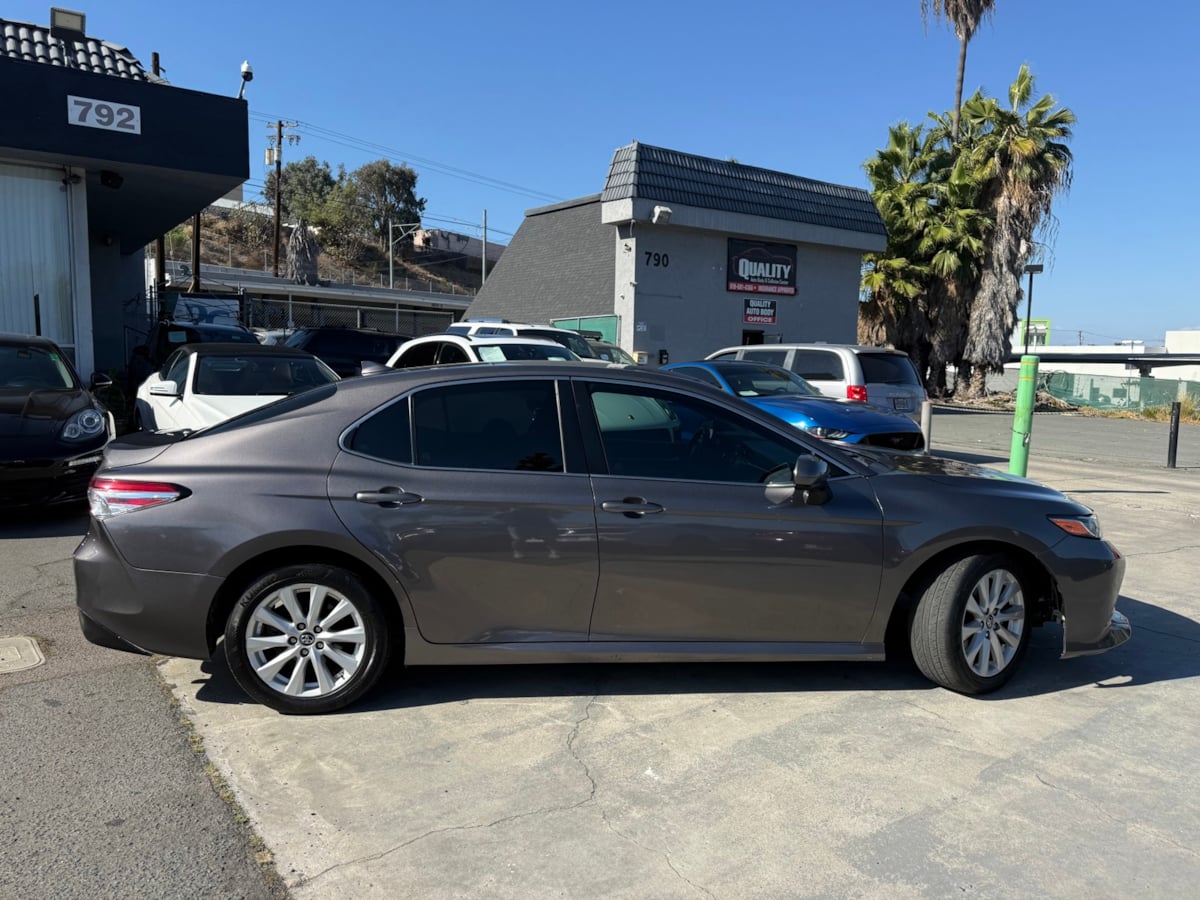 2019 Toyota Camry LE photo 8