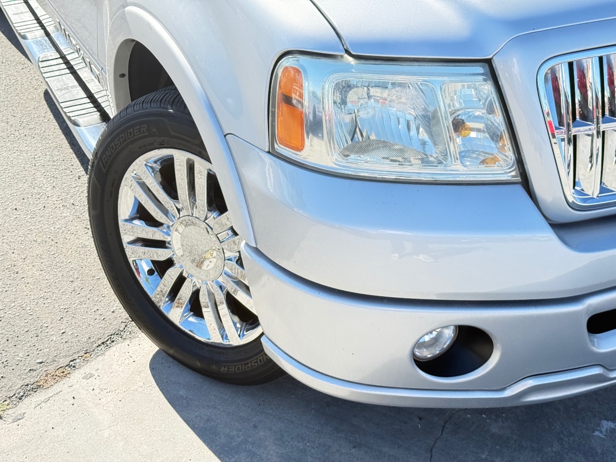 2008 Lincoln Mark LT photo 2
