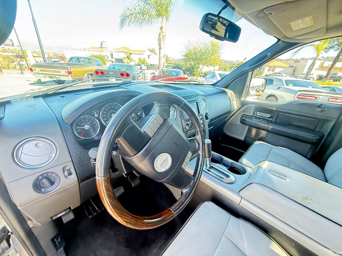 2008 Lincoln Mark LT photo 11