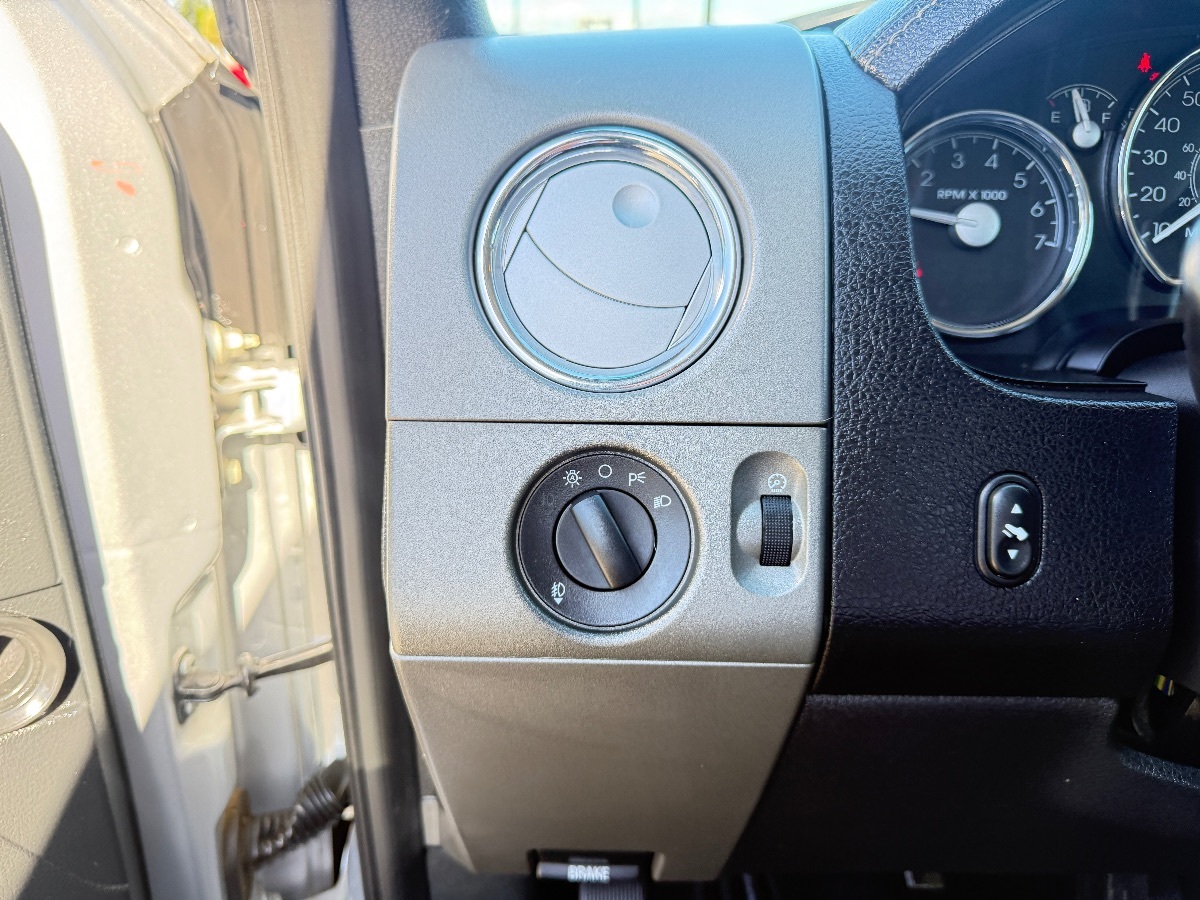 2008 Lincoln Mark LT photo 19