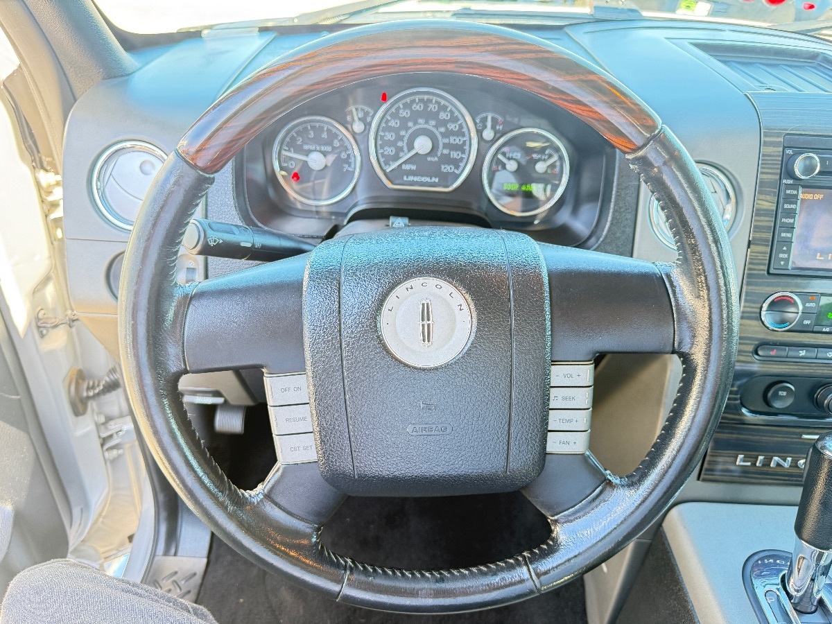 2008 Lincoln Mark LT photo 20