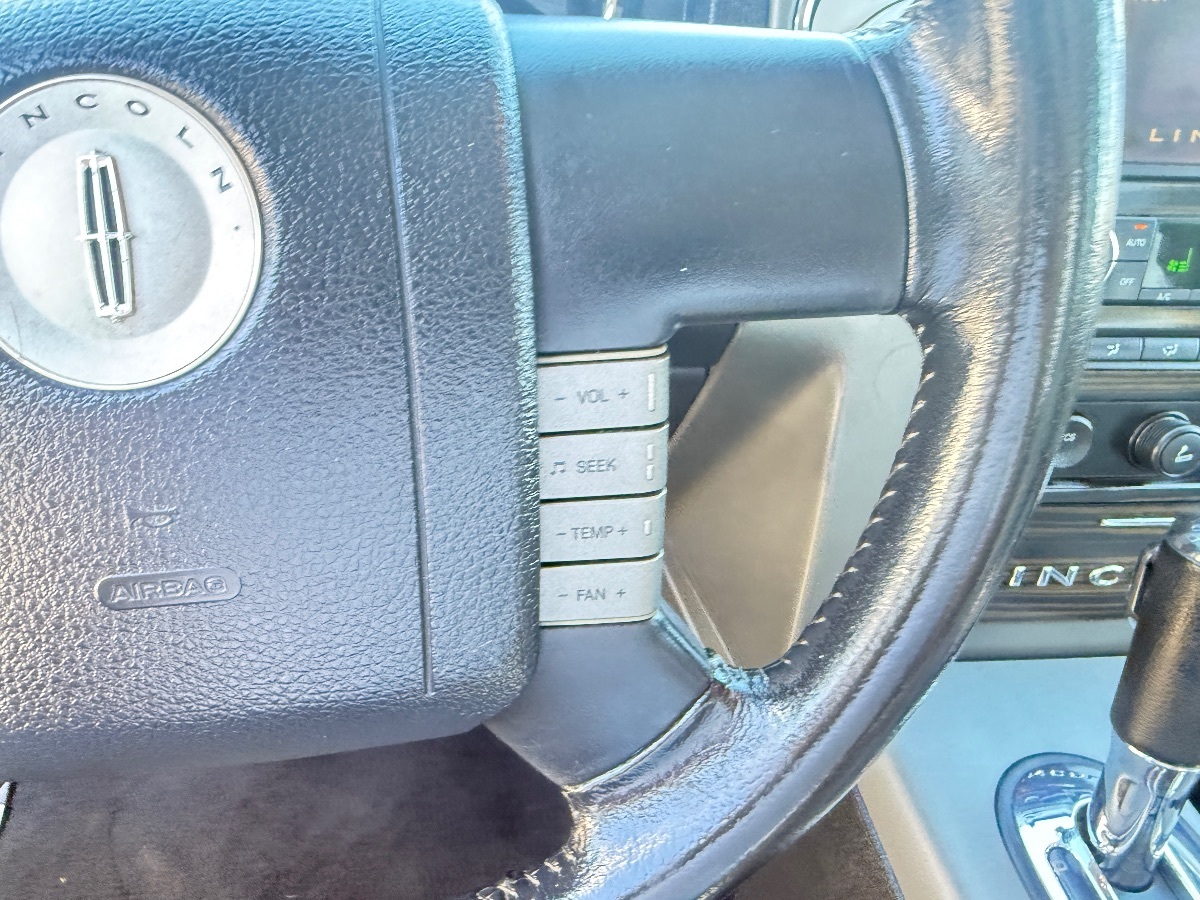 2008 Lincoln Mark LT photo 22