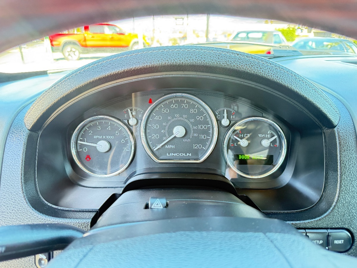 2008 Lincoln Mark LT photo 23
