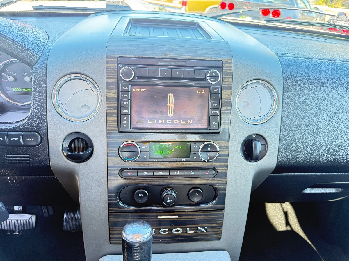 2008 Lincoln Mark LT photo 24