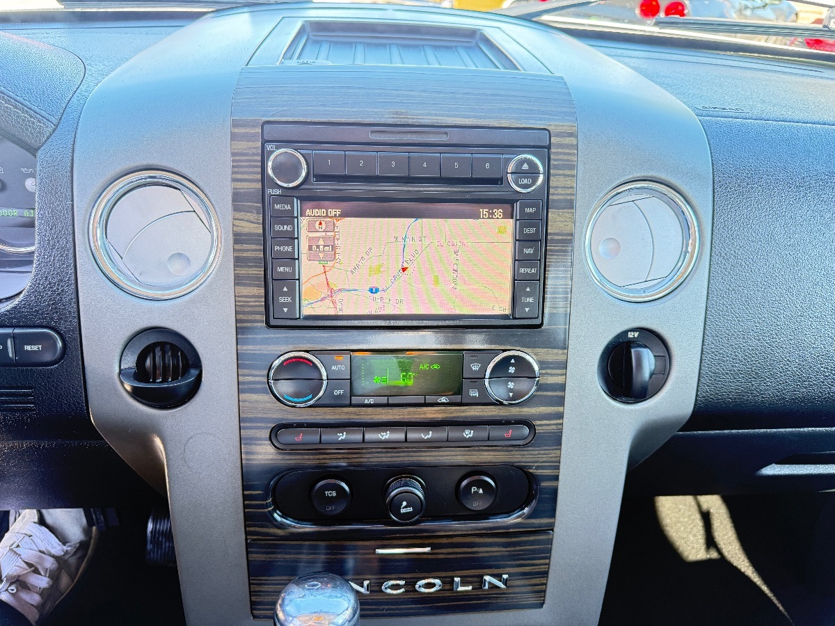 2008 Lincoln Mark LT photo 25