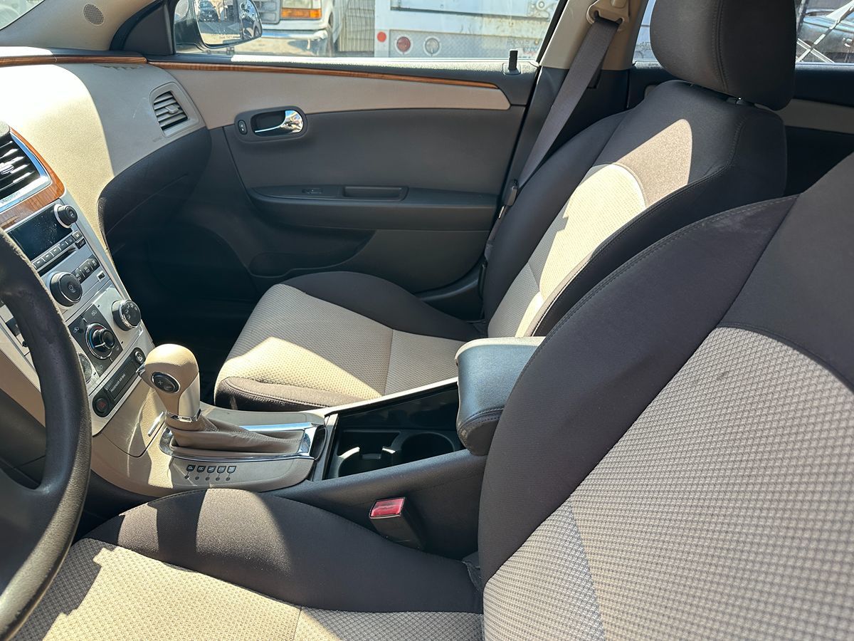2011 Chevrolet Malibu 1LT photo 13