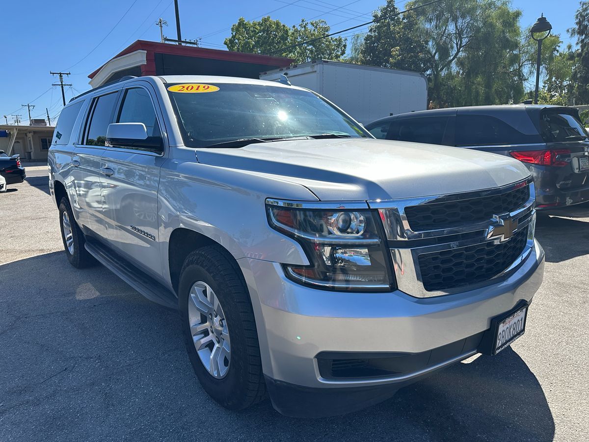 2019 Chevrolet Suburban LT photo 2