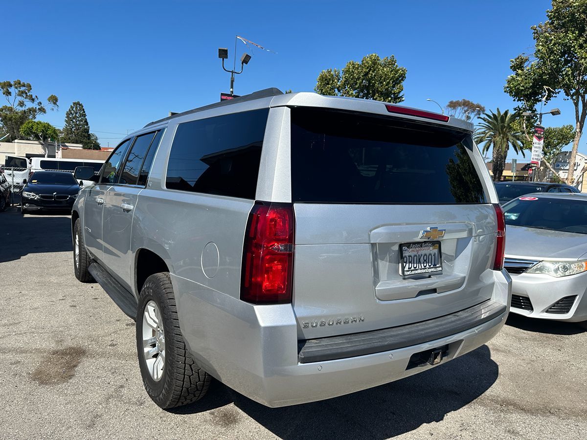 2019 Chevrolet Suburban LT photo 3