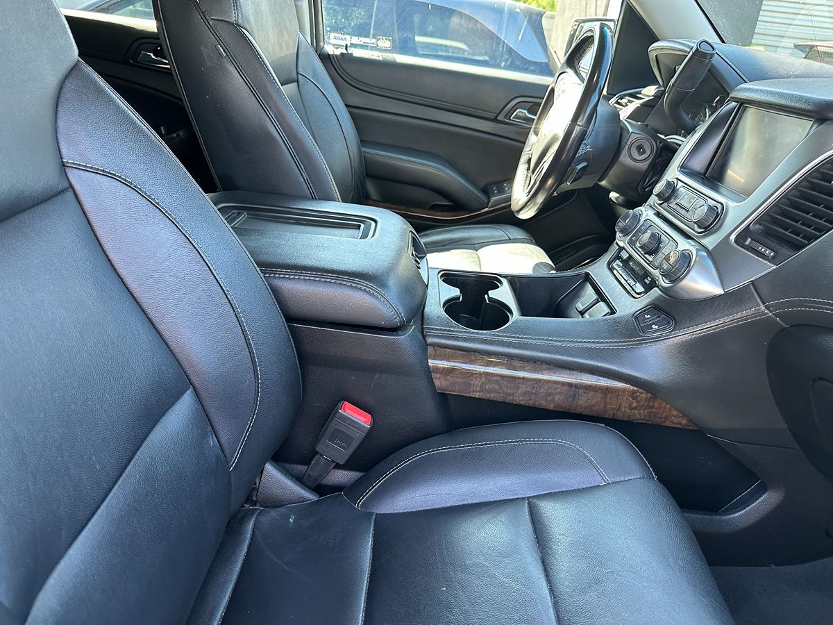 2019 Chevrolet Suburban LT photo 6