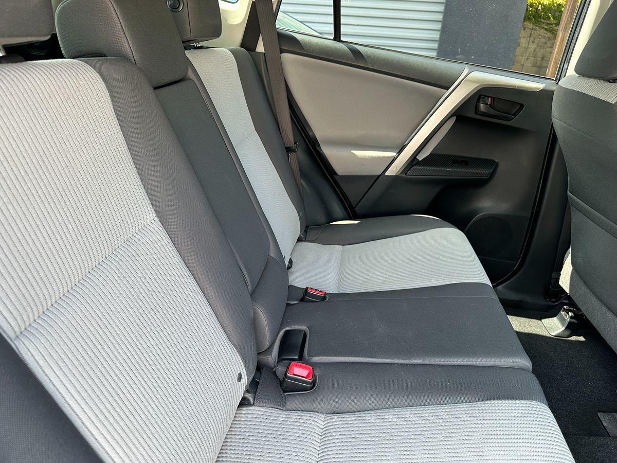 2015 Toyota RAV4 LE photo 12