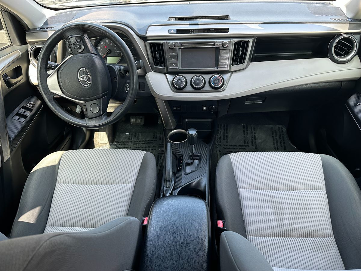 2015 Toyota RAV4 LE photo 9