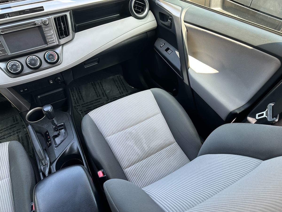 2015 Toyota RAV4 LE photo 10