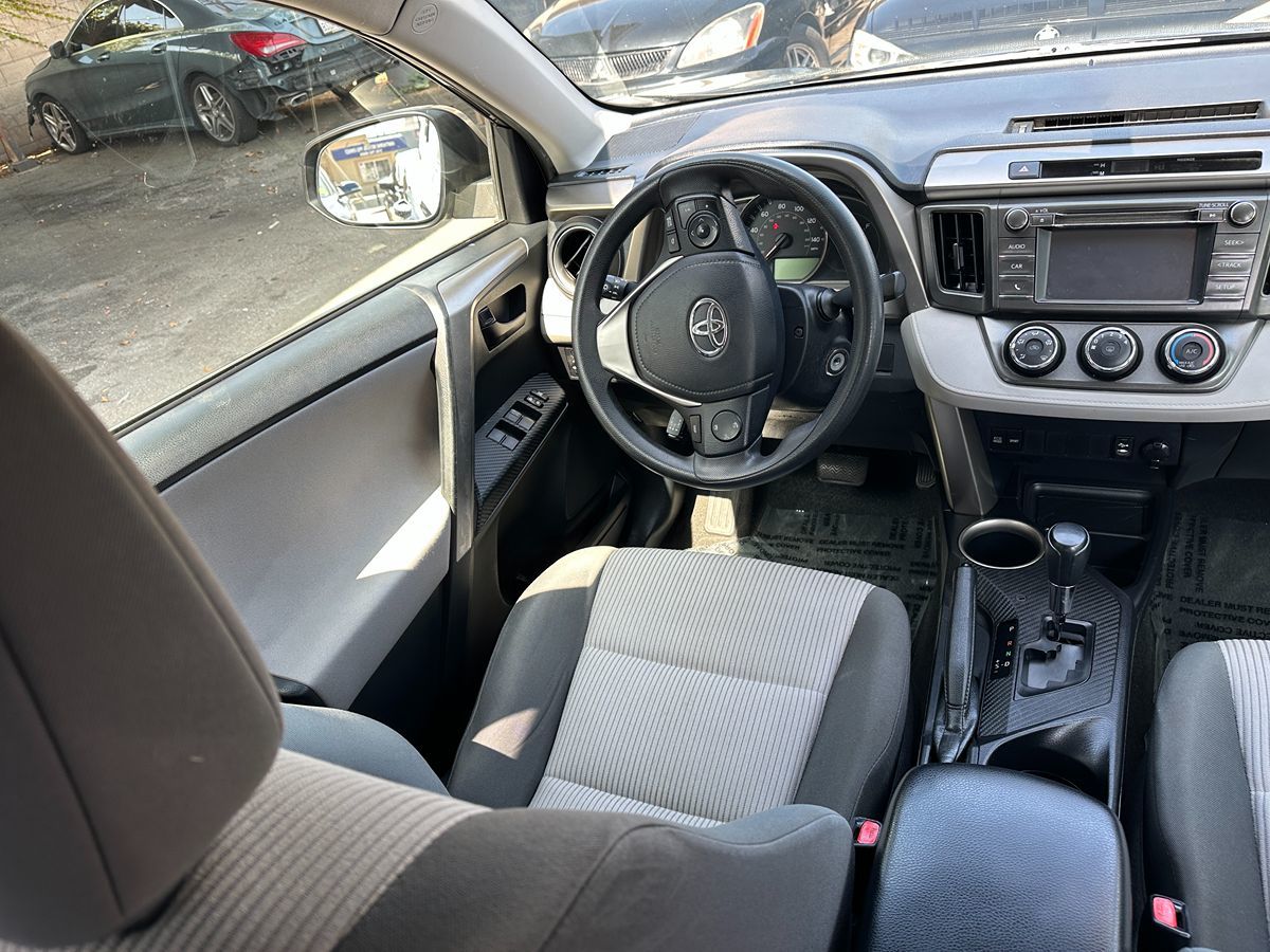 2015 Toyota RAV4 LE photo 7