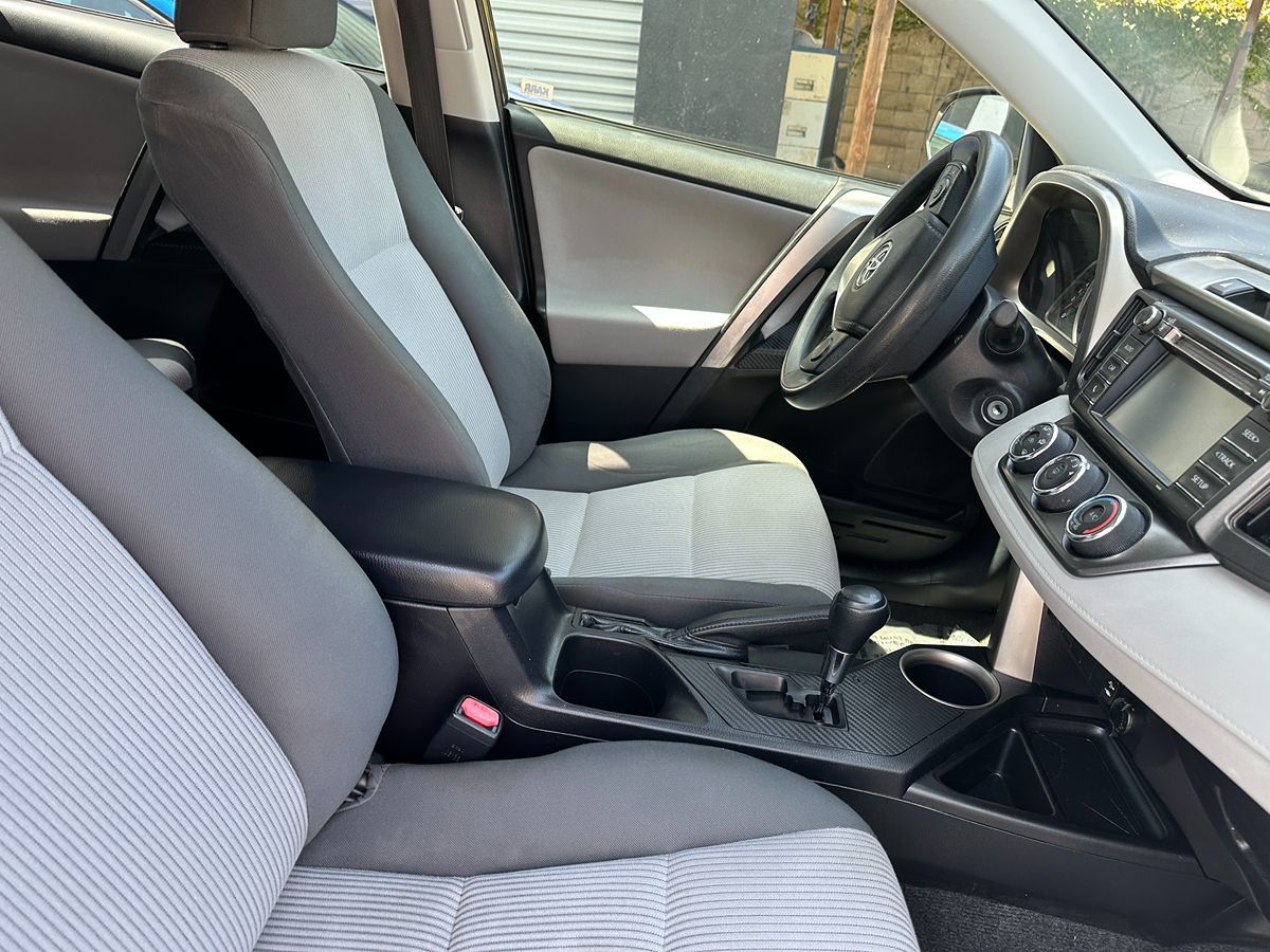 2015 Toyota RAV4 LE photo 6