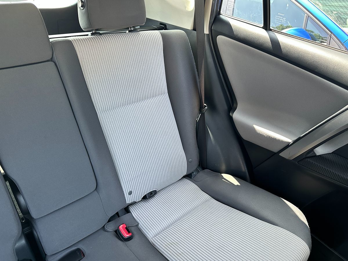 2015 Toyota RAV4 LE photo 13