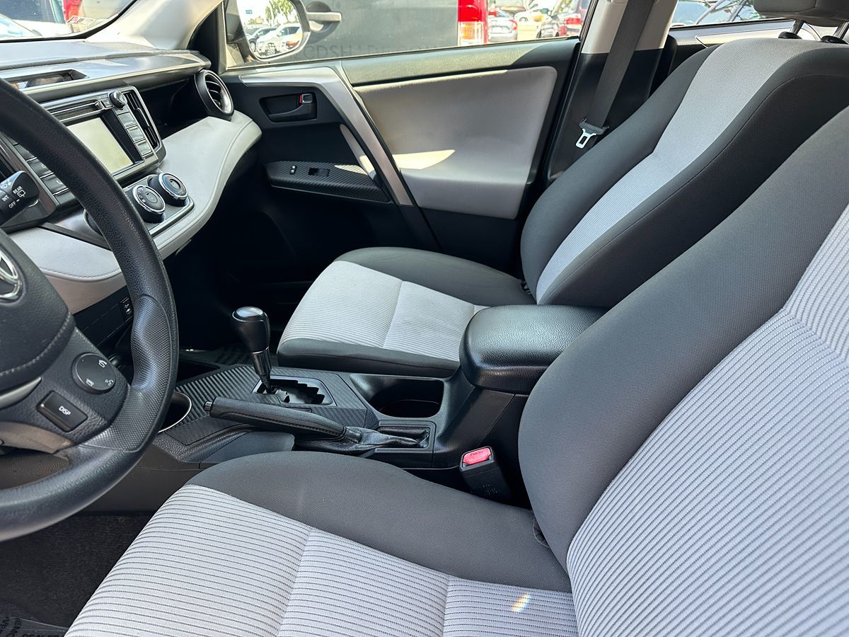2015 Toyota RAV4 LE photo 11