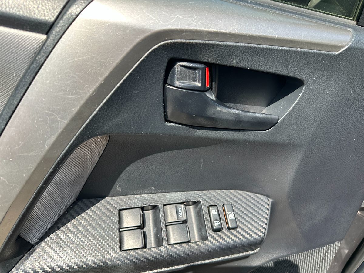 2015 Toyota RAV4 LE photo 16