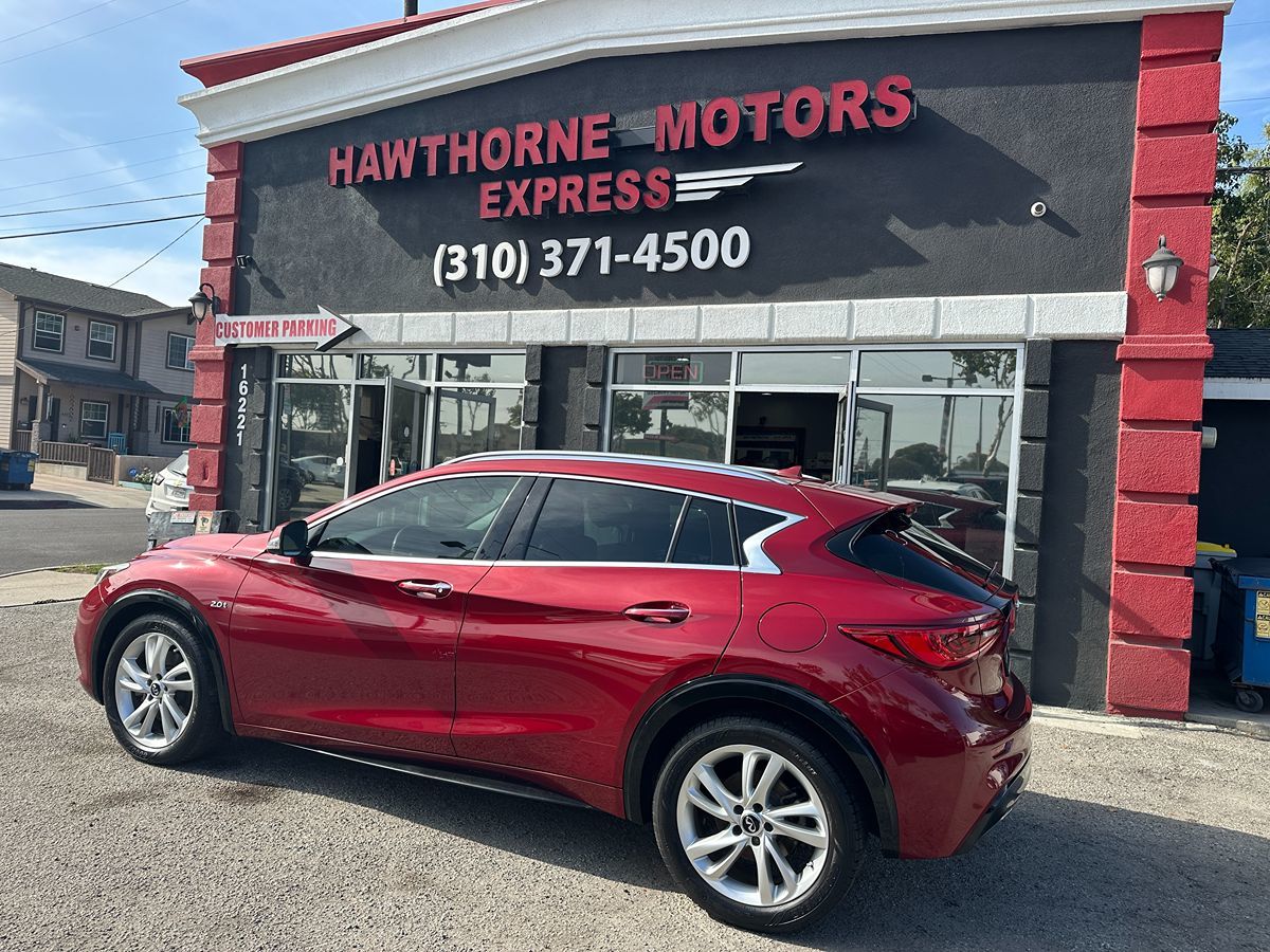 2017 Infiniti QX30 Premium photo 4