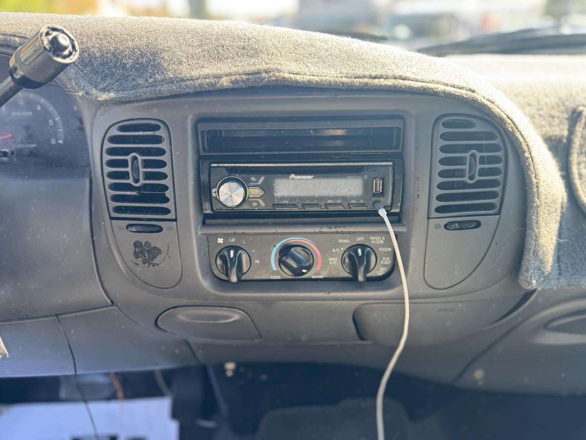 2001 Ford F-150 XLT photo 9