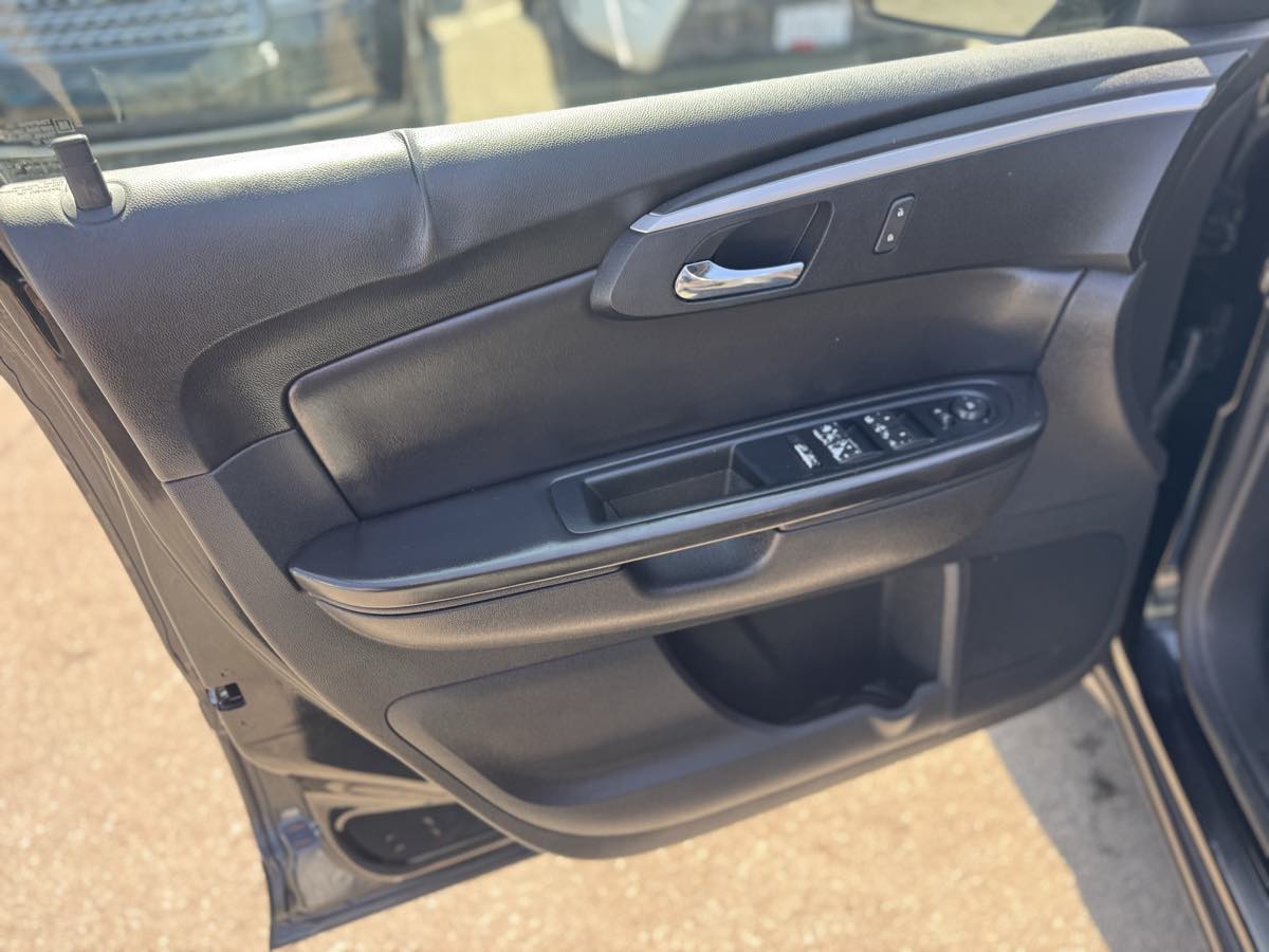 2012 Chevrolet Traverse 1LT photo 9