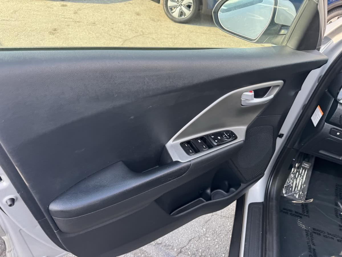 2020 Kia Niro LX - Photo 8