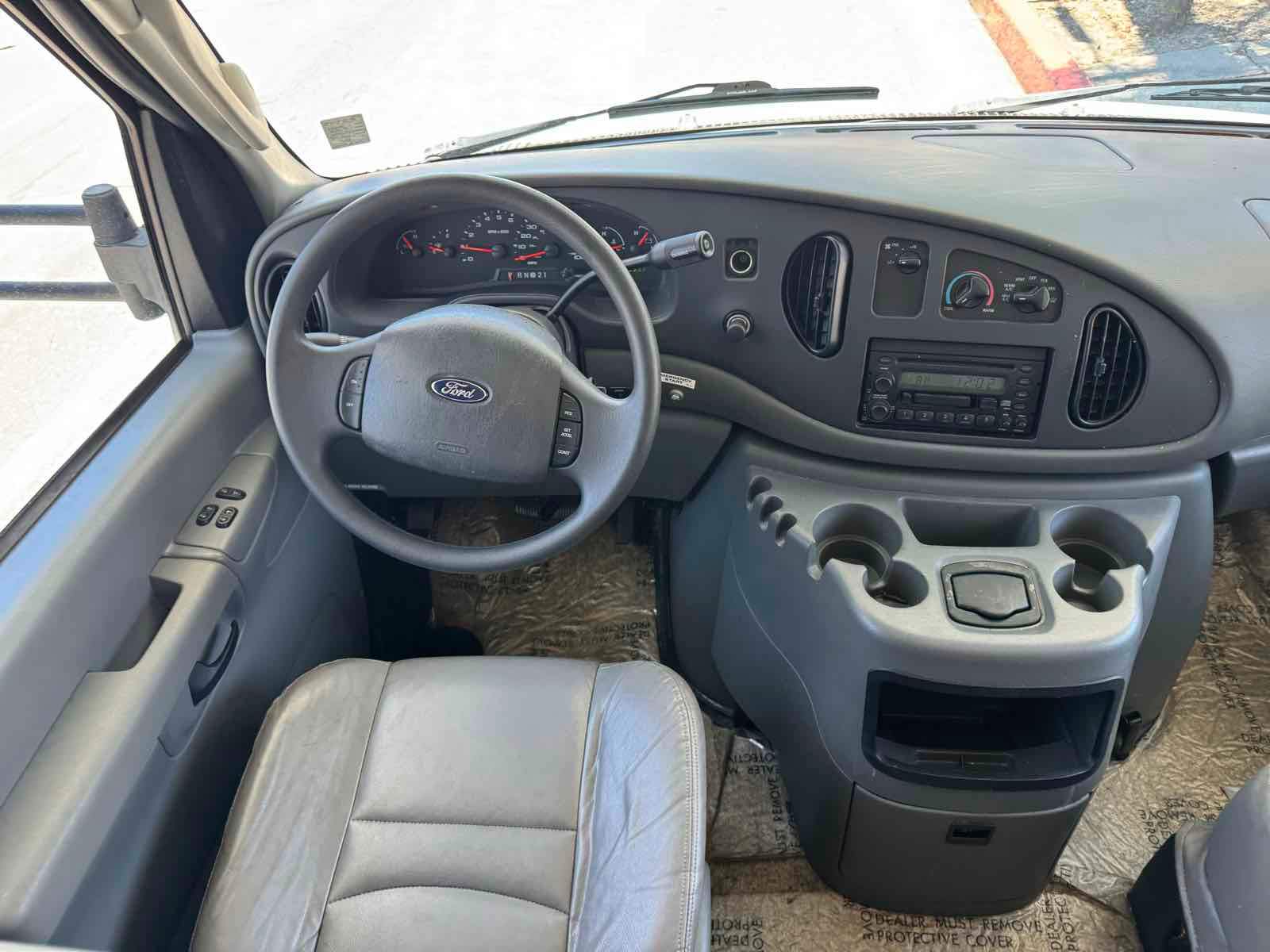 2004 Ford E-450 photo 11
