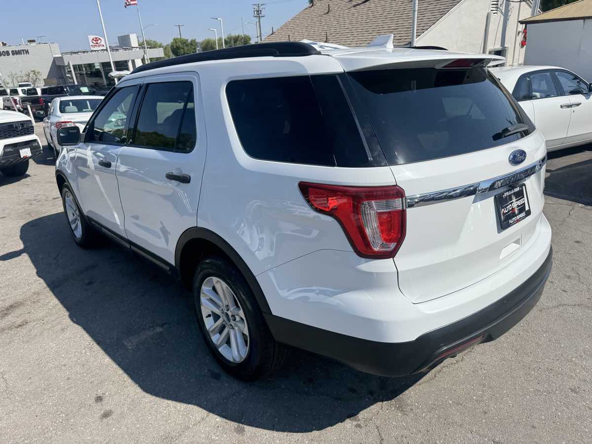 2017 Ford Explorer Base photo 4