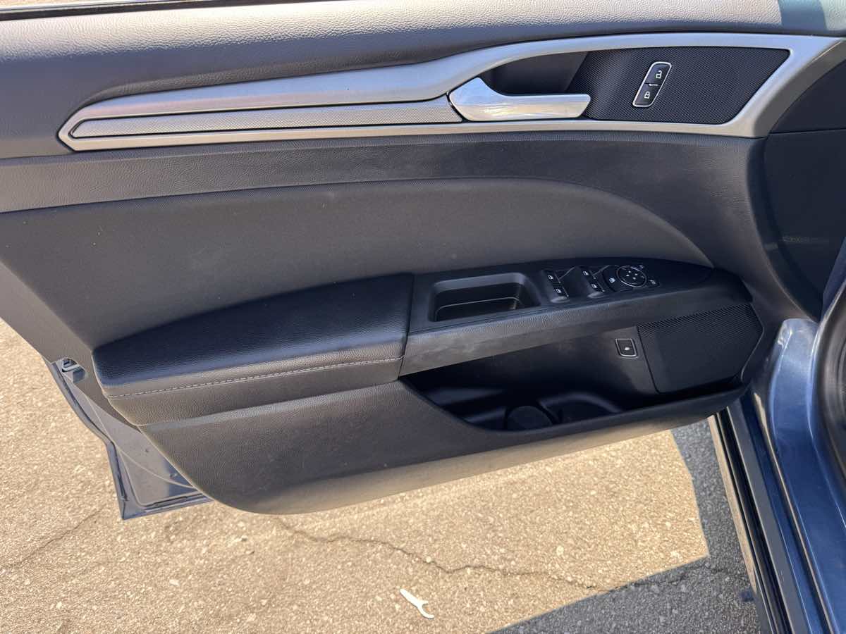 2019 Ford Fusion Hybrid SE photo 16