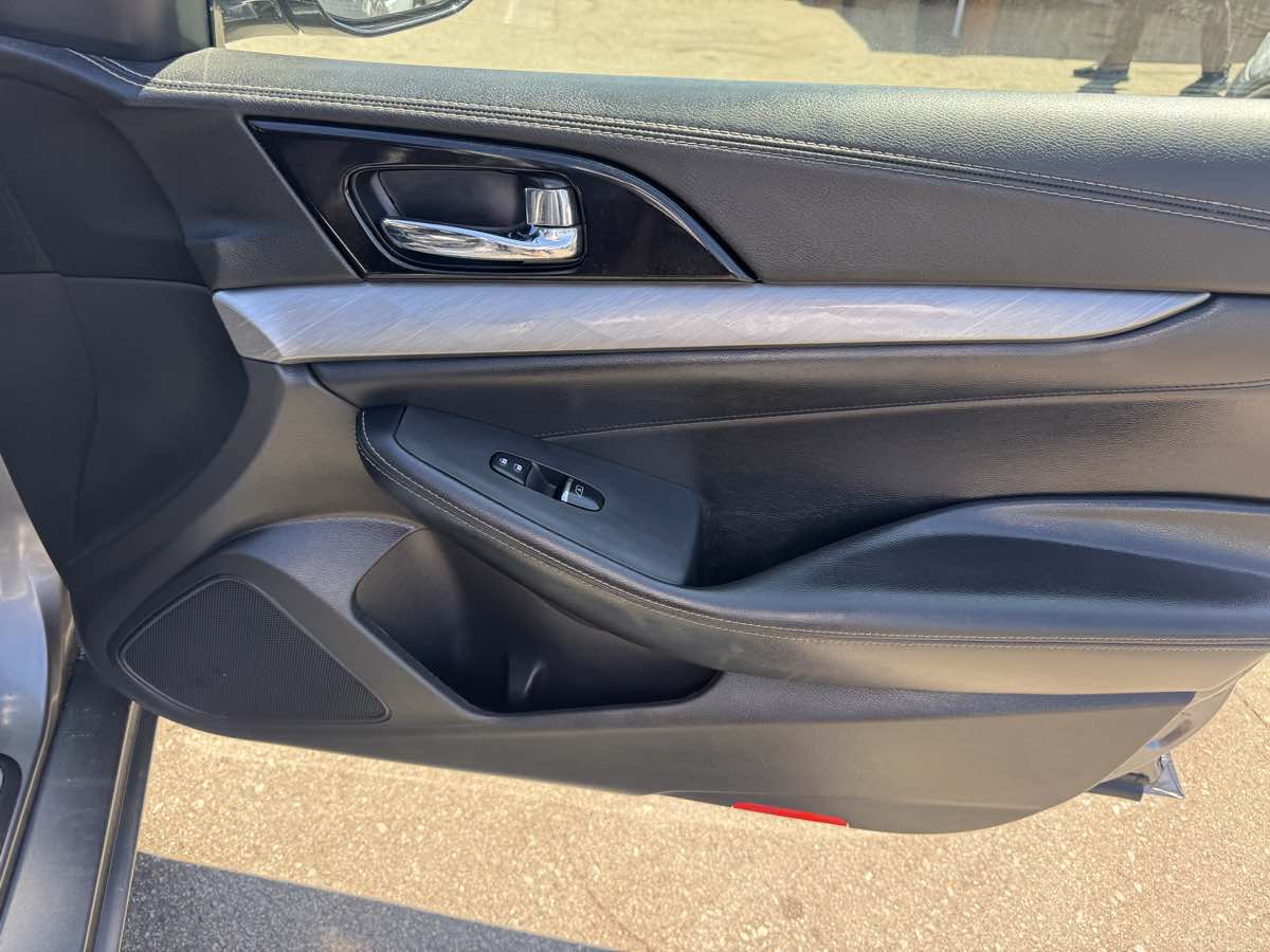 2018 Nissan Maxima SV photo 12