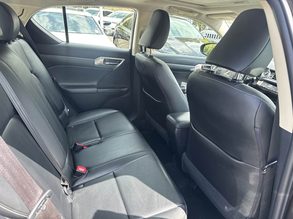 2014 Lexus CT 200h photo 16