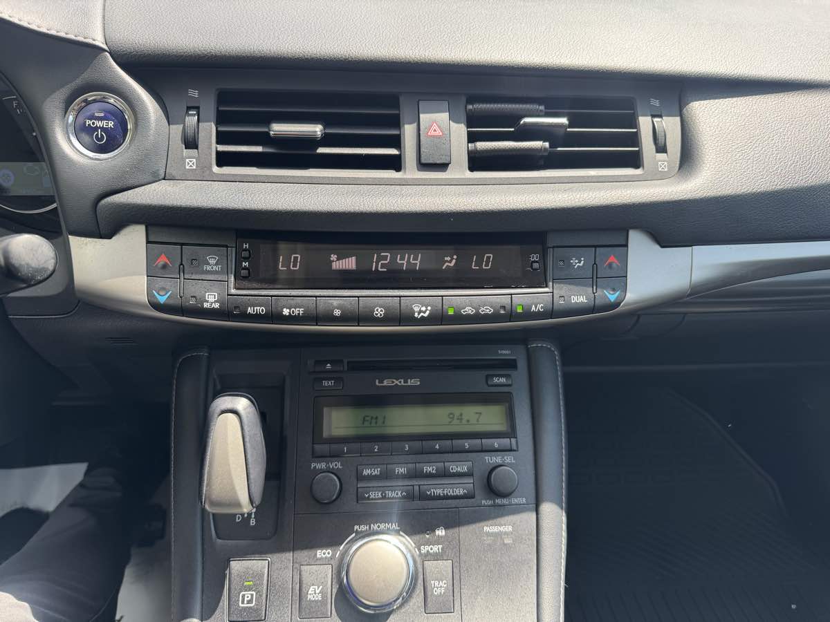 2014 Lexus CT 200h photo 19