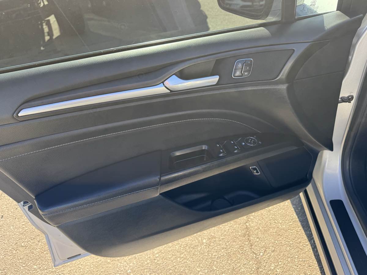 2017 Ford Fusion Energi Titanium photo 8