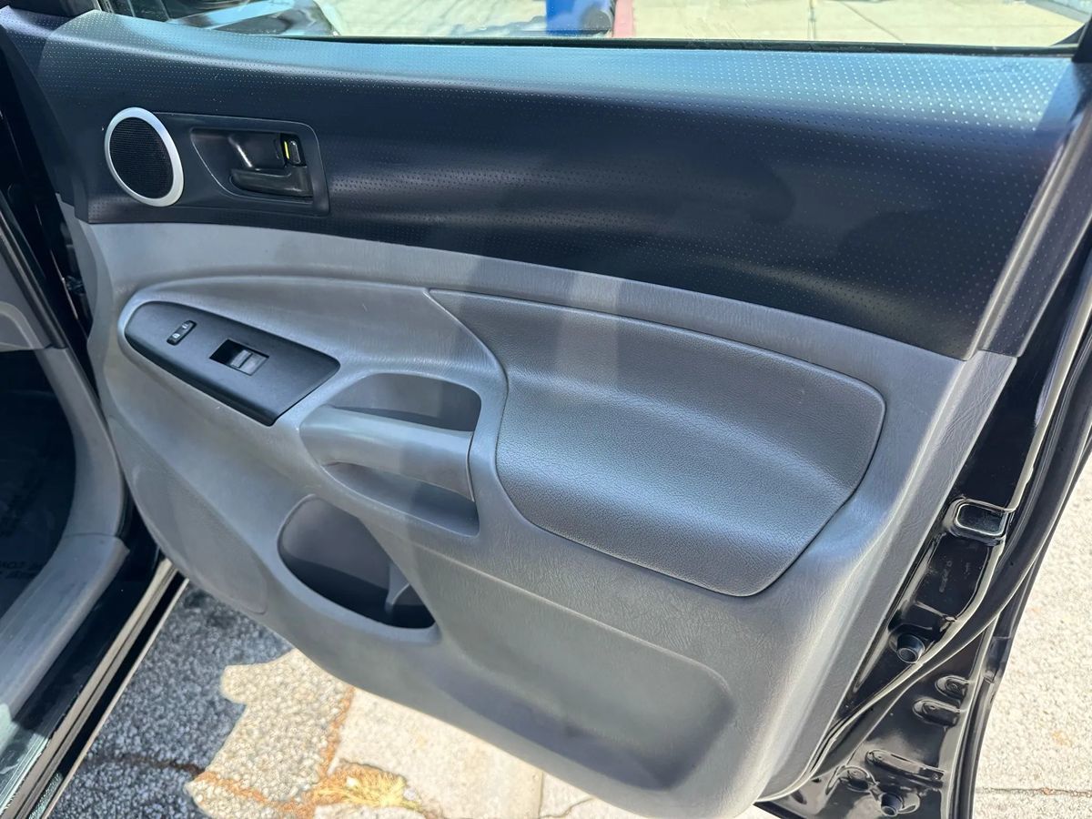2013 Toyota Tacoma PreRunner V6 Double Cab photo 12