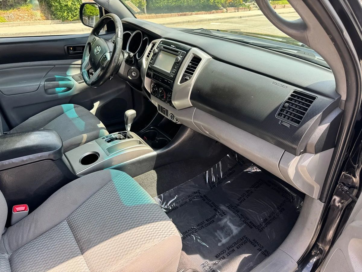 2013 Toyota Tacoma PreRunner V6 Double Cab photo 10