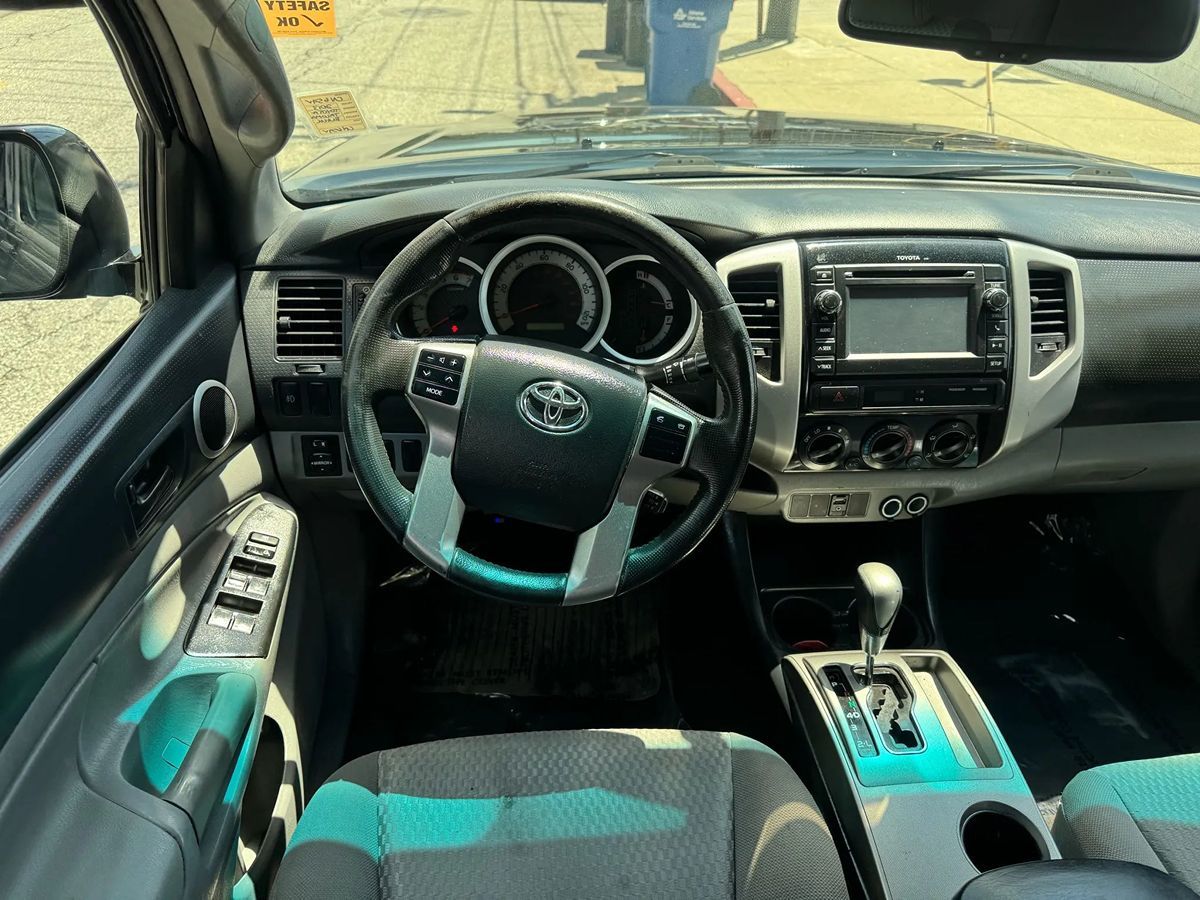 2013 Toyota Tacoma PreRunner V6 Double Cab photo 6