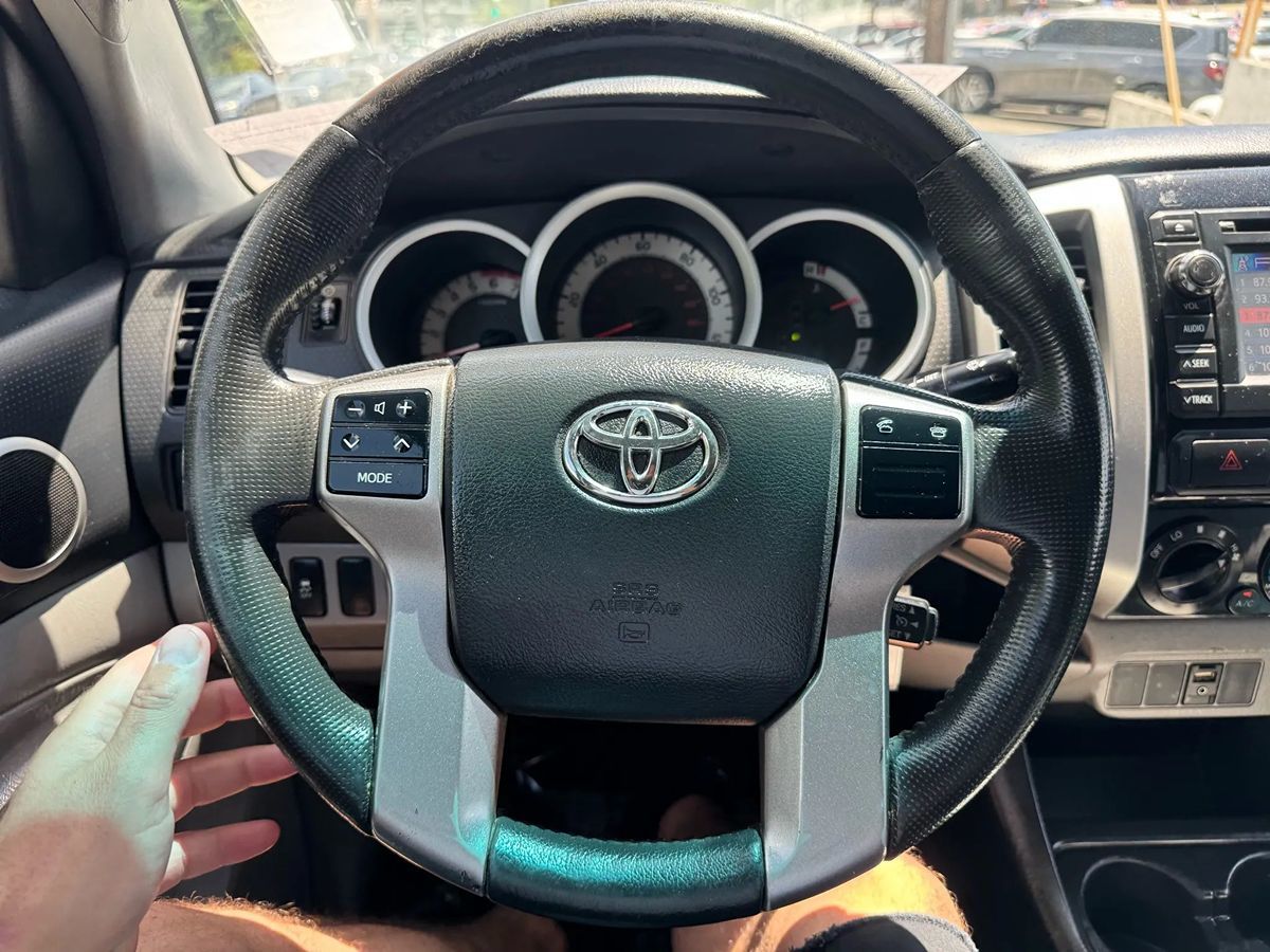 2013 Toyota Tacoma PreRunner V6 Double Cab photo 9