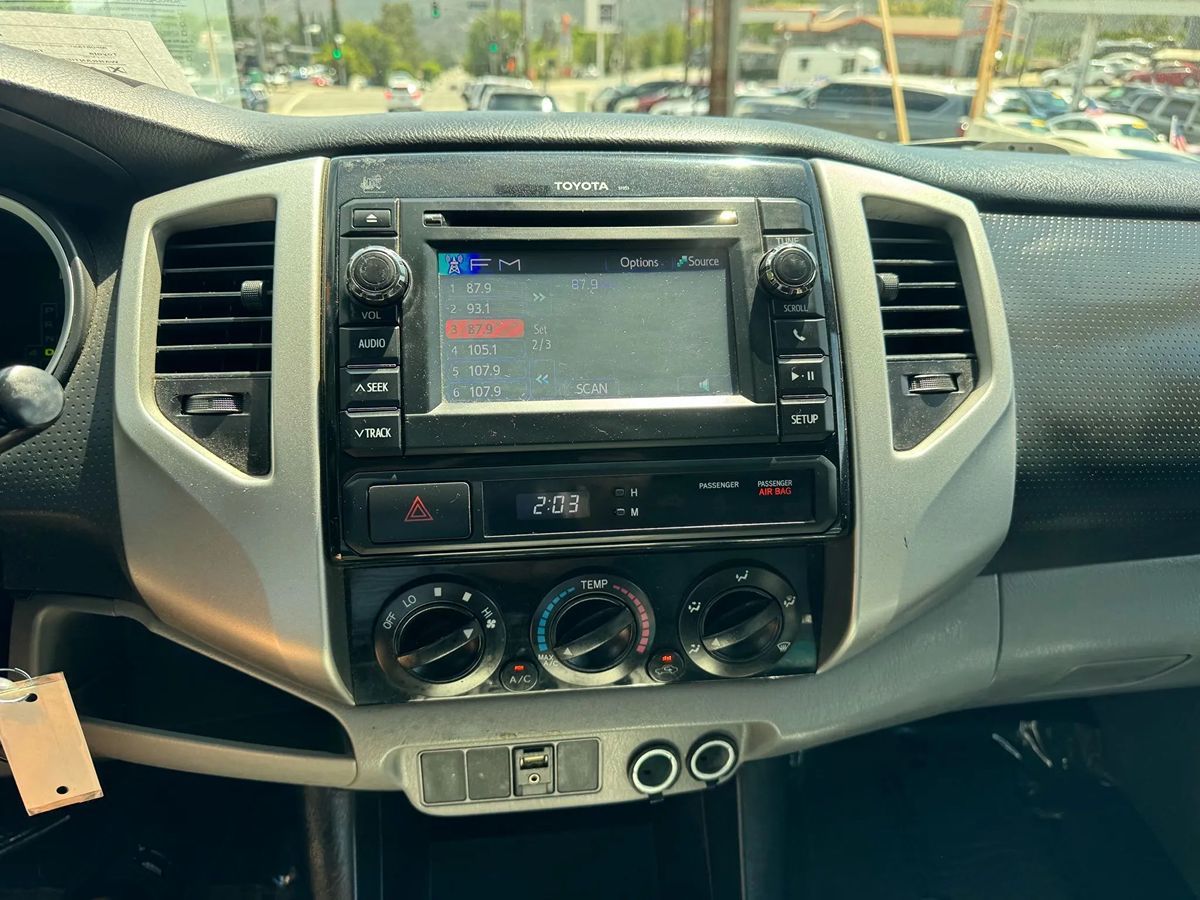 2013 Toyota Tacoma PreRunner V6 Double Cab photo 8