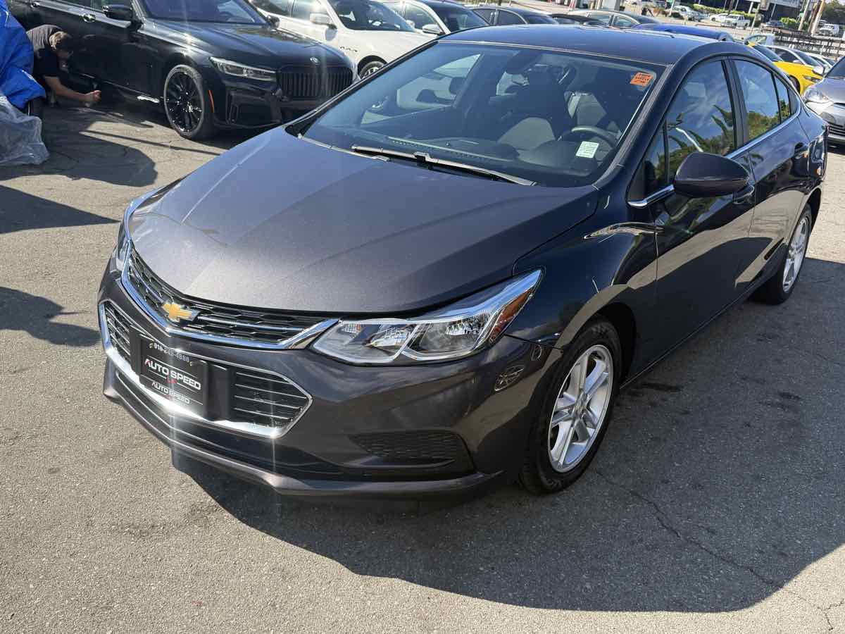 2017 Chevrolet Cruze LT photo 2