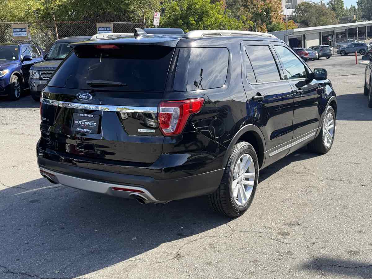 2016 Ford Explorer XLT photo 4