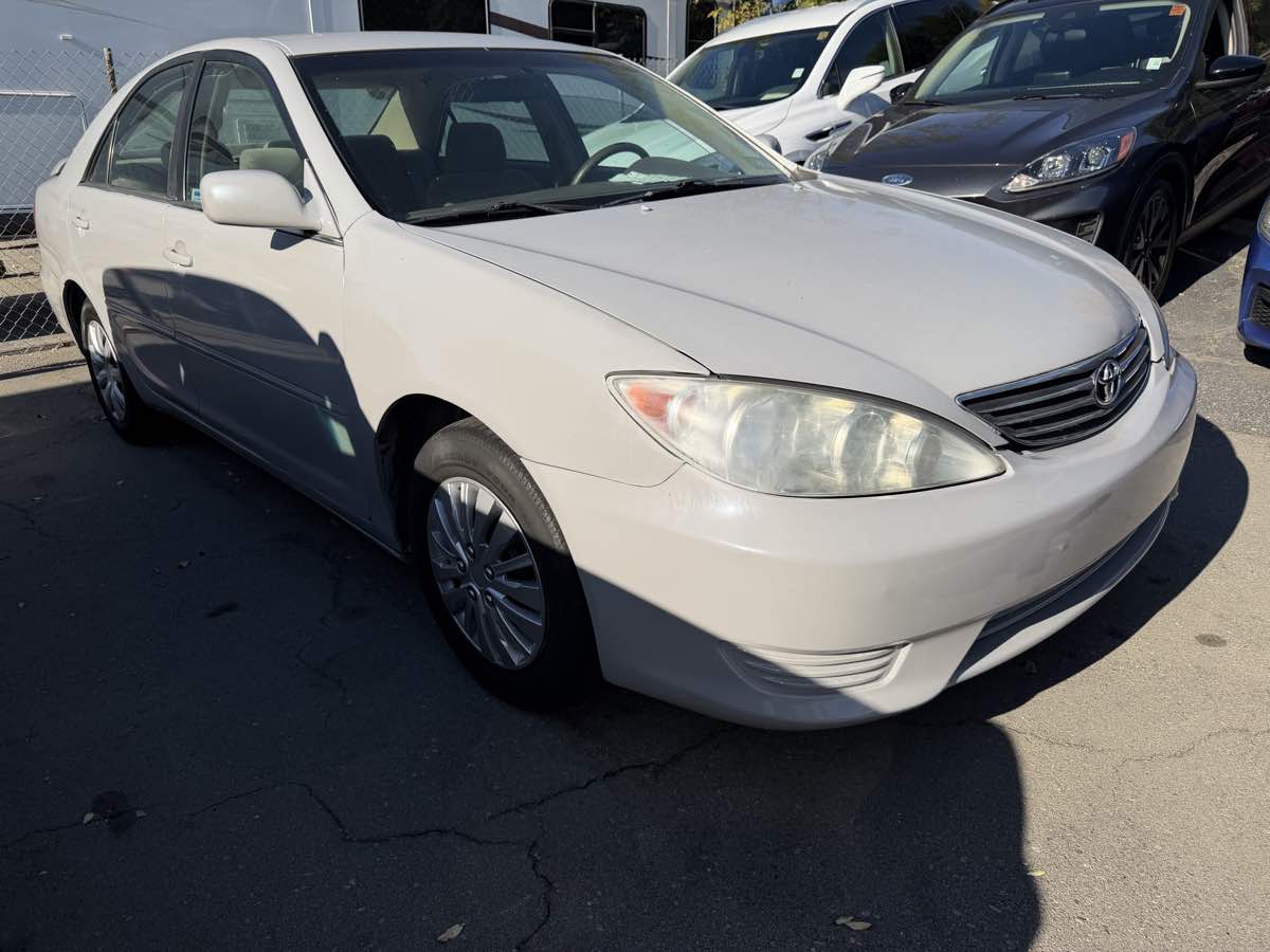 2005 Toyota Camry SE photo 2