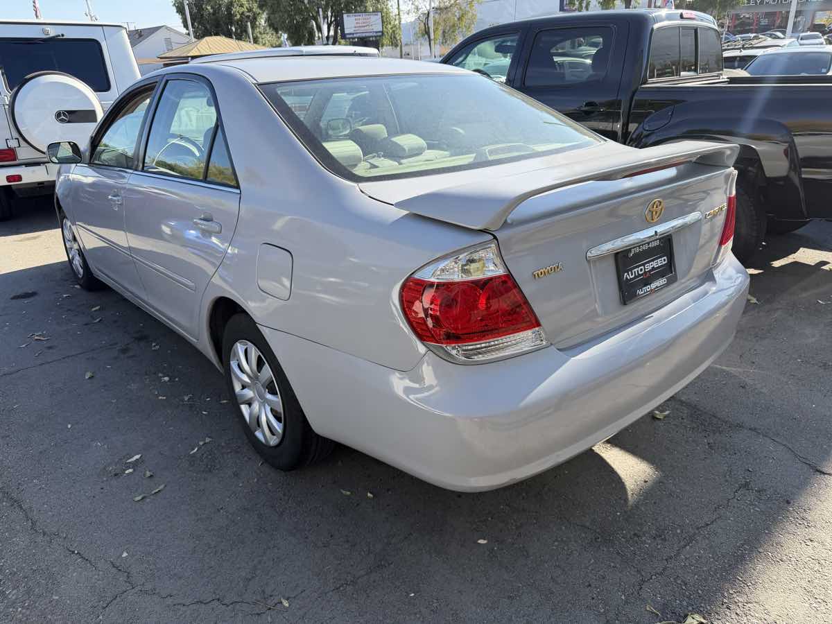 2005 Toyota Camry SE photo 4