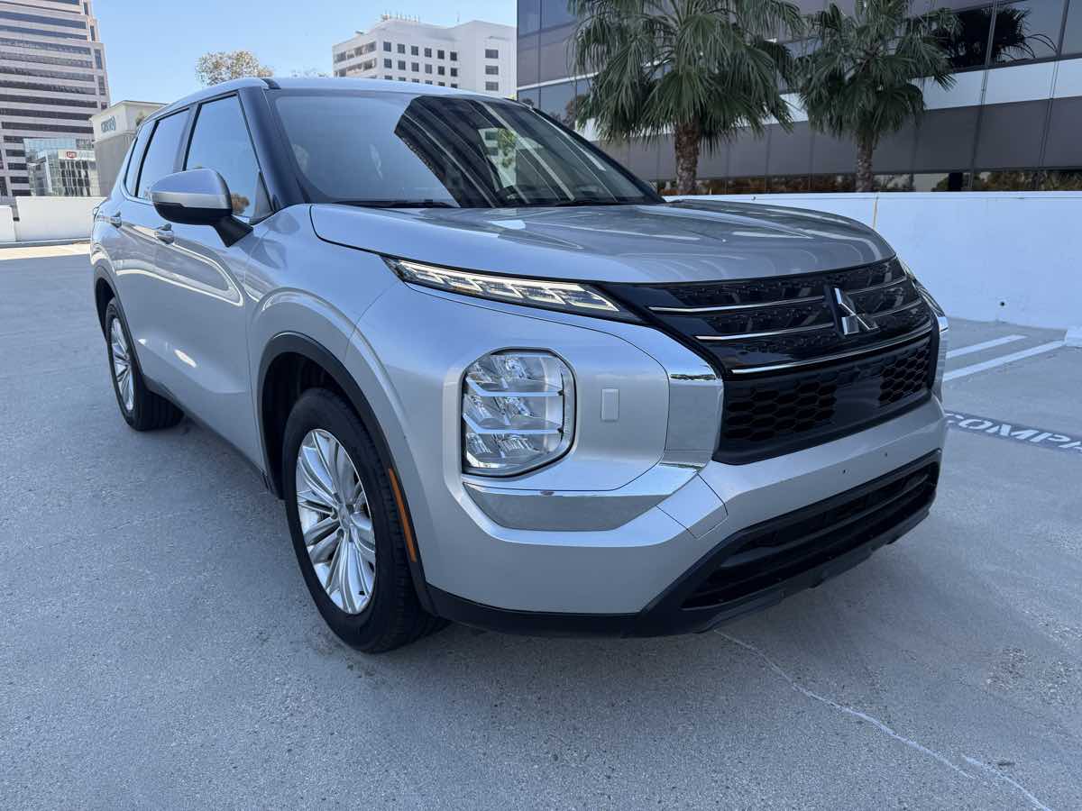 2022 Mitsubishi Outlander ES S-AWC's photo