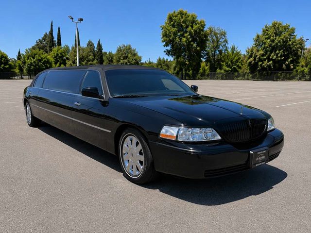 2005 Lincoln Town Car Sedan Rear-Wheel Drive Automatic