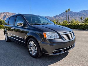 View 2013 Chrysler Town & Country